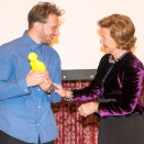 12. februar: Dronningen deler ut Edvard Munch Art Award til jordanske Lawrence Abu Hamdan under en seremoni i Oslo Rådhus. Foto: Terje Pedersen / NTB scanpix